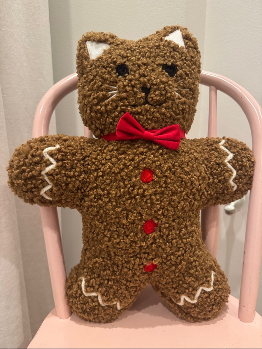 Like NEW pottery barn Brown Ginger Cat holiday throw pillow with Red Bow love 🤎